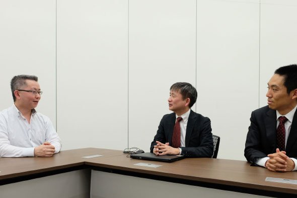 左より、サイバーディフェンス研究所 専務理事／上級分析官 名和利男氏、日立システムズ 研究開発本部 事業主管 山口宏司氏、同社 産業・流通インフラサービス事業部 主任技師 内山元大氏
