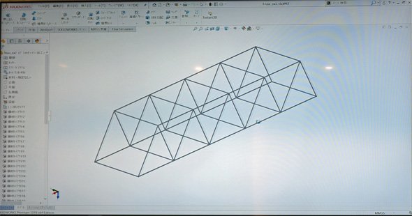 SOLIDWORKS上にモデリングされたトラス構造の橋