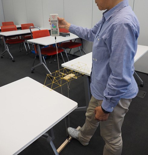 大澤氏のスタンダードなパスタ橋を用いた実験の模様