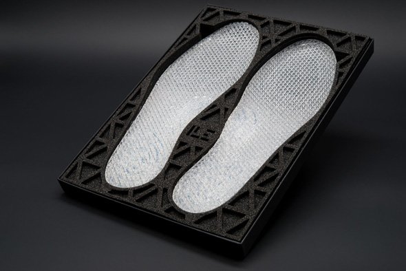 3Dプリンタで造形されたシリコン製ミッドソール