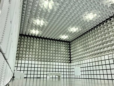 EMC試験施設の内観 出典：安川電機