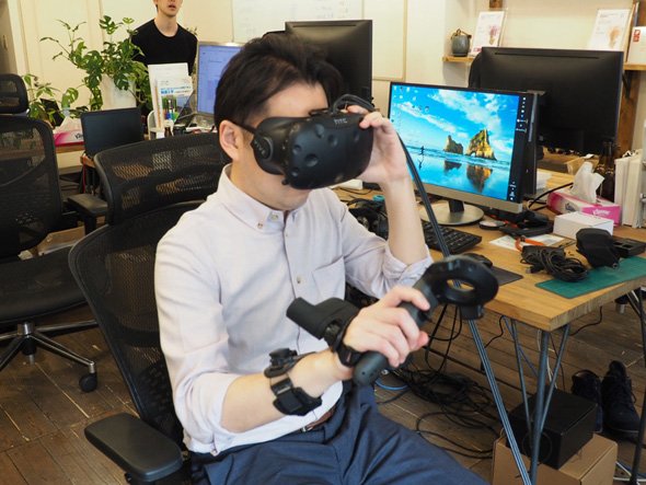 「『CADデータに触れる』3Dデザインレビューシステム」のデモを体験している様子