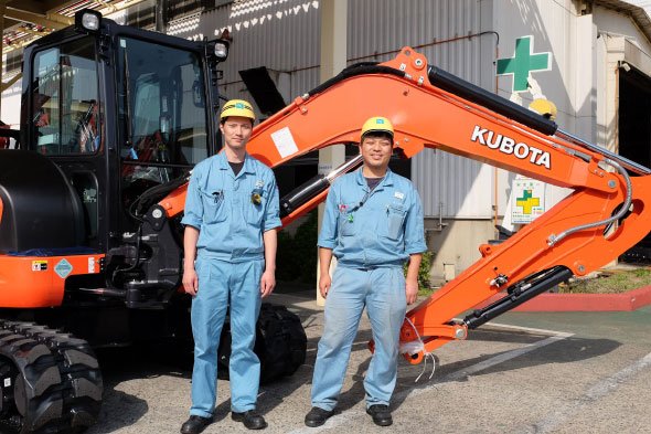 クボタ 枚方製造所　建設機械製造部 製造2課 作業長の奥畑翔吾氏（左）と同じく製造2課 青木拓也氏（右）