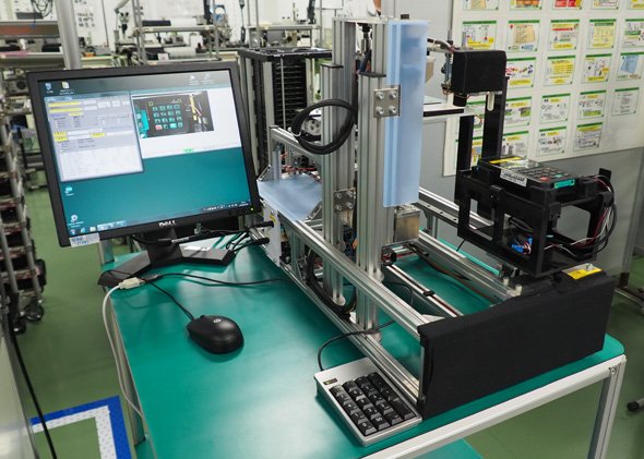 佐賀工場の生産技術のメンバーが内製化した自動検査装置