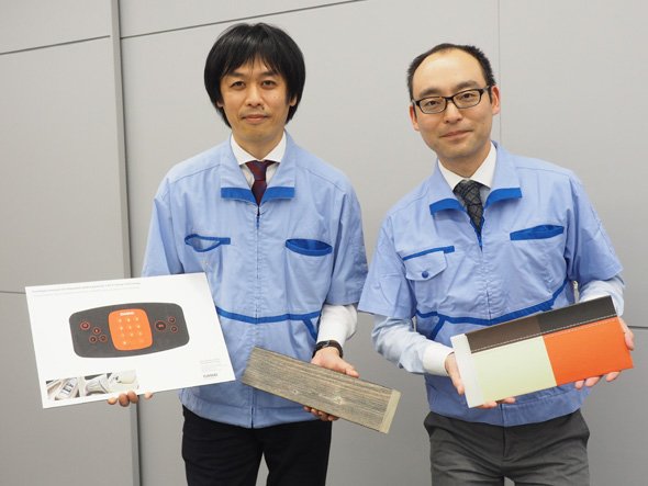 カシオ計算機 八王子技術センター 2.5D事業部 技術開発部 第一開発室 リーダーの堀内雄史氏（左）と、同じく2.5D事業部 設計・技術室 リーダーの岩本健士氏（右）