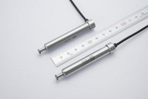 （左）位置センサー「MEL1007-L」、（右）「MEL1007-SF」 出典：村田機械