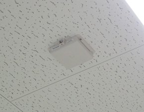 天井に付けられたBeaconの発信機