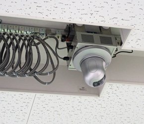 一部のネットワークカメラは遠隔操作で位置を動かすことができる