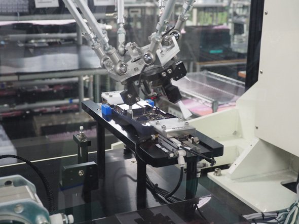 6軸協調アーム制御型のパラレルリンクロボットを活用した自動化システム。熟練作業者の繊細な動きを再現する