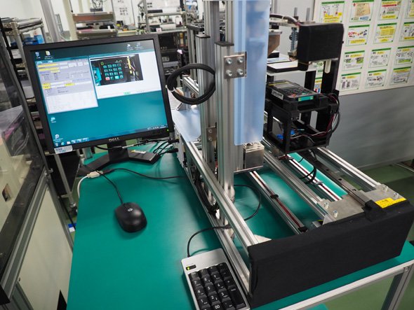 佐賀工場の生産技術のメンバーが内製した自動検査装置