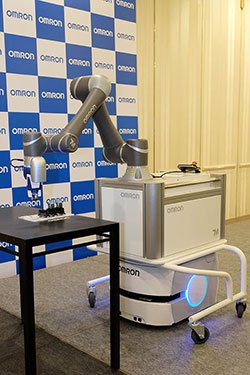 アデプトテクノロジーの技術を用いた無人搬送車とテックマン・ロボット製アームの組み合わせ