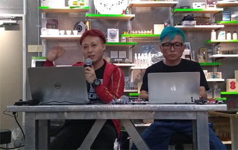 FabCafe Tokyo主催「ミニ四駆デザインコンテストサテライト企画 とことん語る、ミニ四駆デザイン！」のメインスピーカーとして登壇した根津孝太さんとやまざきたかゆきさん