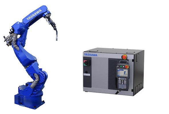 「MOTOMAN-AR1440E」と「YRC1000」コントローラー 出典：安川電機