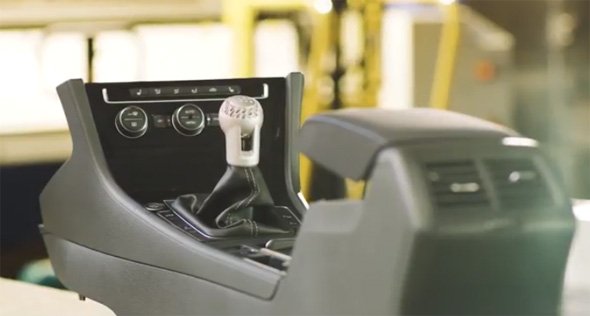 「HP Metal Jet」の活用により、Volkswagenは、パーソナライズキーホルダーや外部に取り付けるネームプレートなどのマスカスタマイゼーション製品を短時間で検討できるようになった。複数年計画には、シフトノブやミラーマウントなど、構造的に大きな要件を伴う、より高い機能性を持つパーツの生産も含まれるという