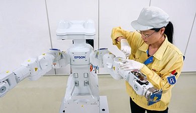 自律型双腕ロボットの製造イメージ 出典：セイコーエプソン