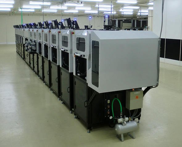普及価格帯のデジタル腕時計を自動で組み立てる生産ライン（出典：カシオ計算機）