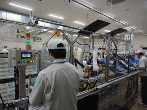 ネジ締め工程における人とロボットによる協業の様子