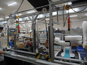 ネジ締め工程における人とロボットによる協業の様子