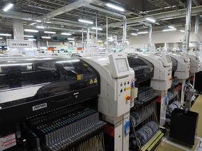 LEDモジュールの実装工程に並ぶ実装機