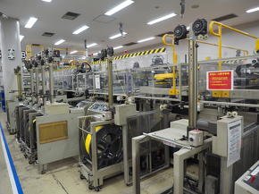 蛍光灯照明器具の自動組み立てライン