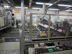 蛍光灯照明器具の自動組み立てライン