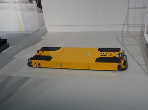 自動搬送システムで利用される独自開発のAGV