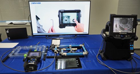 工業用ビデオスコープシリーズのハイエンド装置「IPLEX NX」と、小型軽量モデルの「IPLEX G Lite」。IPLEX NXは画質、照明、性能など全てを追求した最上位機種で、IPLEX G Liteは携帯性を重視した気軽に使えるモデルとして展開。品質検査やインフラメンテナンスなどで広く活用されている