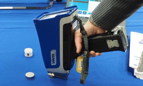 ハンドヘルド蛍光X線分析計「VANTAシリーズ」。X線を利用した材料分析（元素）が可能な非破壊検査装置で、リサイクル金属の選別、材料の照合および品質検査、地質調査などに用いられている。5つのステップで誰でも簡単に利用できるのが特長である