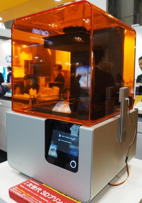遠隔操作を可能にする試作品の装置とカメラを搭載した「Form 2」