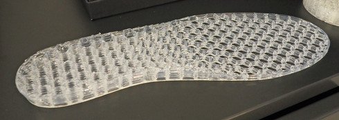 QUANT-U カスタマイゼーション・プロジェクトで製造された3Dプリンタ製ミッドソール