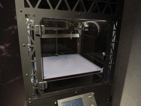 QUANT-U専用3Dプリンタでミッドソールを造形（1）