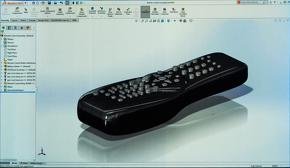SOLIDWORKS環境で完成したリモコンケースに色を付けている様子