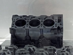 MfgPro700／1600xPFによる造形サンプル。エンジンブロックをわずか30分で造形したという