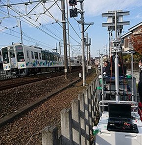 通過中の列車に映像伝送する様子