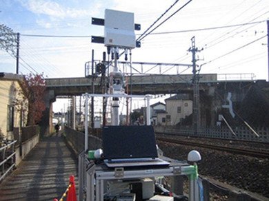 線路沿いに設置したNECの5G基地局