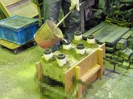 湯口からアルミを流し込む