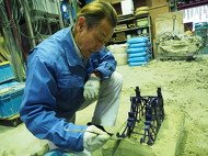 砂型を丁寧に作っていく様子（1）