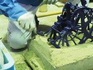 砂型を丁寧に作っていく様子（2）