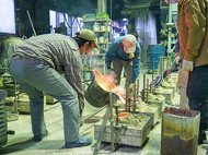 砂型を丁寧に作っていく様子（3）