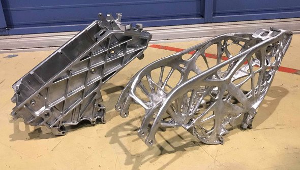 左が標準パーツ、右が今回作成した砂型アルミ鋳造のジェネレーティブデザインパーツ