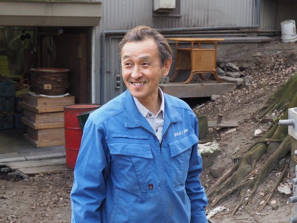 工房の裏手にある型枠置き場を案内する大林氏