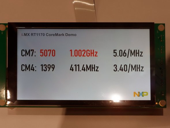 写真2：Cortex-M7とM4の両方のコアでCoreMarkを実施している結果が、トータル6400CoreMarkオーバーというスコアになっている。ちなみに「触ってみてもいいぞ」というので動作中にi.MX RT 1170に触れてみたが、ほんのり温かい程度。実際ヒートシンクもなしに稼働していた