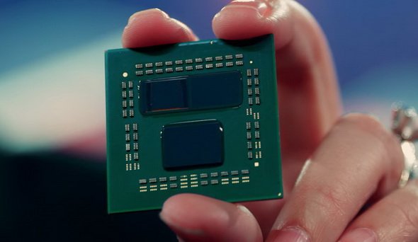 図7:左側のダイは見やすいようにコートが剥がしてあり、プロセッサダイの上に、6mm×6mmのSRAMダイが載っているのが分かる