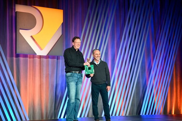 写真4　左はIntelのBob Brennan氏（VM&GM Intel Foundry Services）、右はSiFive CEOのPatrick Little氏