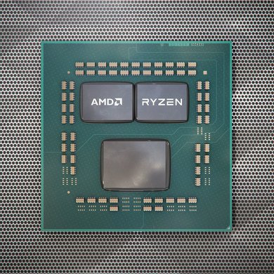 図1：「Ryzen 3000」シリーズ。上に2つ並んだのがCCD、下の大きいのがIODである